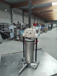 Manual filler